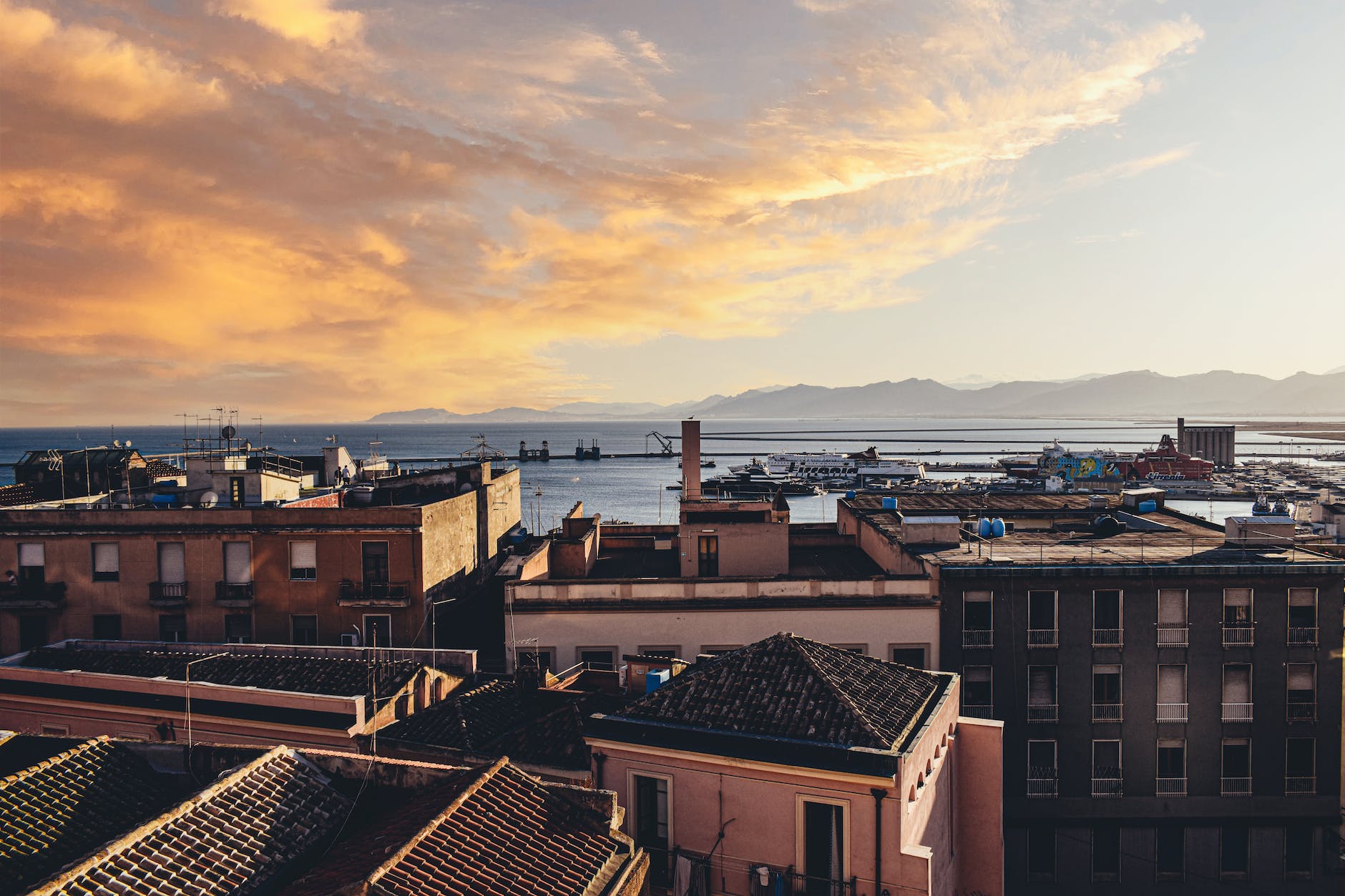 Il panorama di Cagliari al tramonto